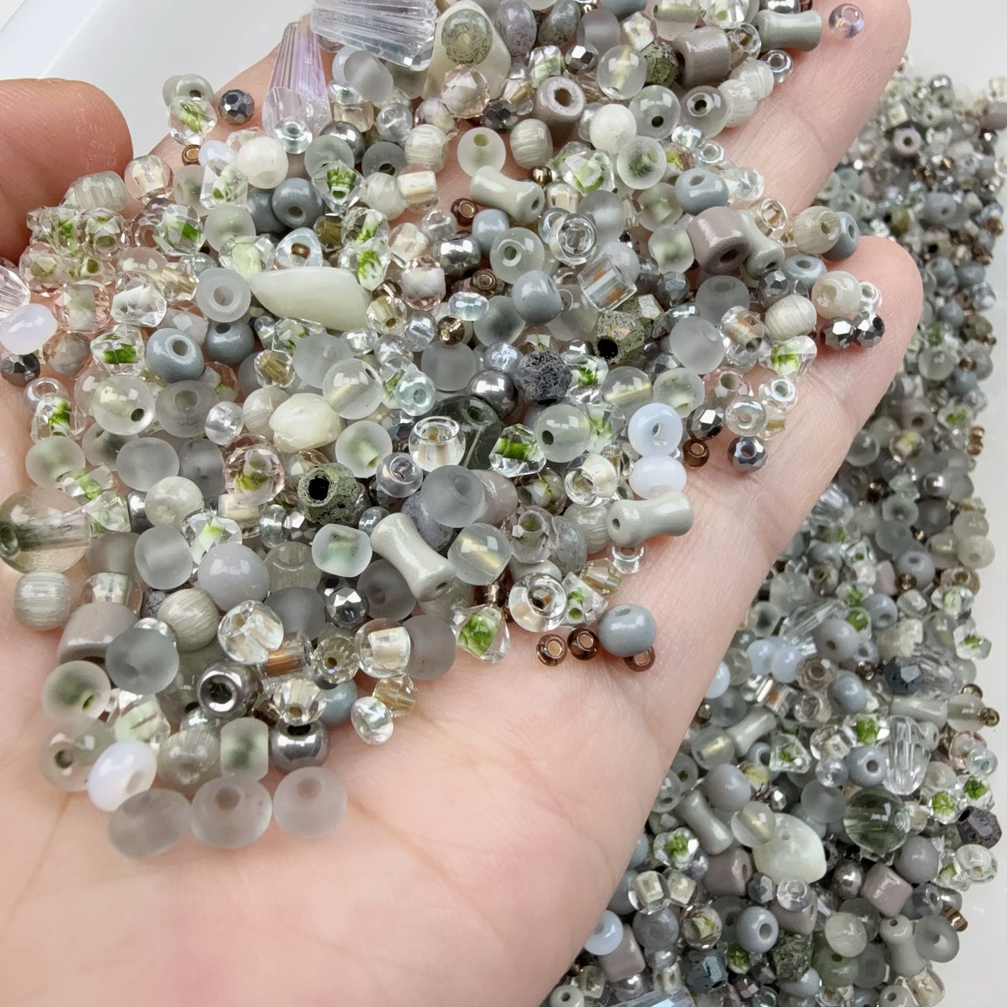 0 0今日新作 くすみ緑 シードビーズ混ぜ (0921)