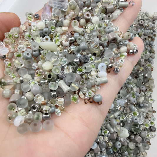 0 0今日新作 くすみ緑 シードビーズ混ぜ (0921)