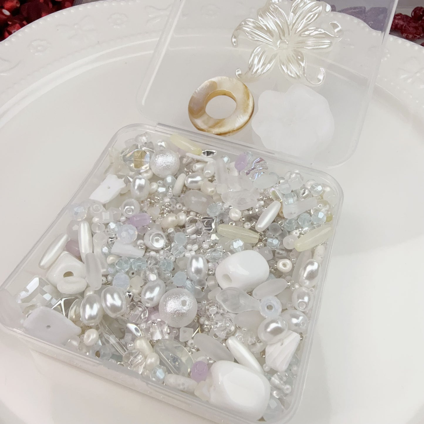 0 0今日新作 白と少し水色 シードビーズ混ぜ(0305)