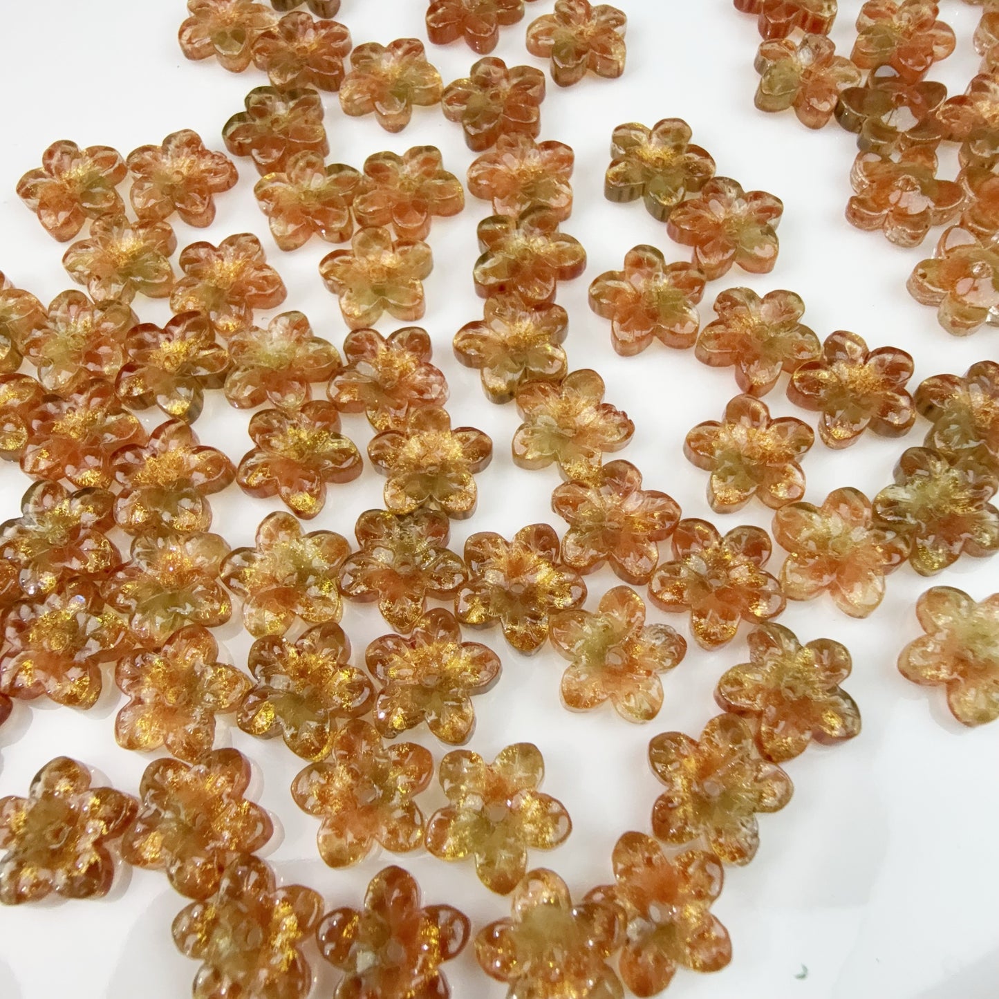 0 0今日新作 クリアガラスビーズ−5弁花(0117)