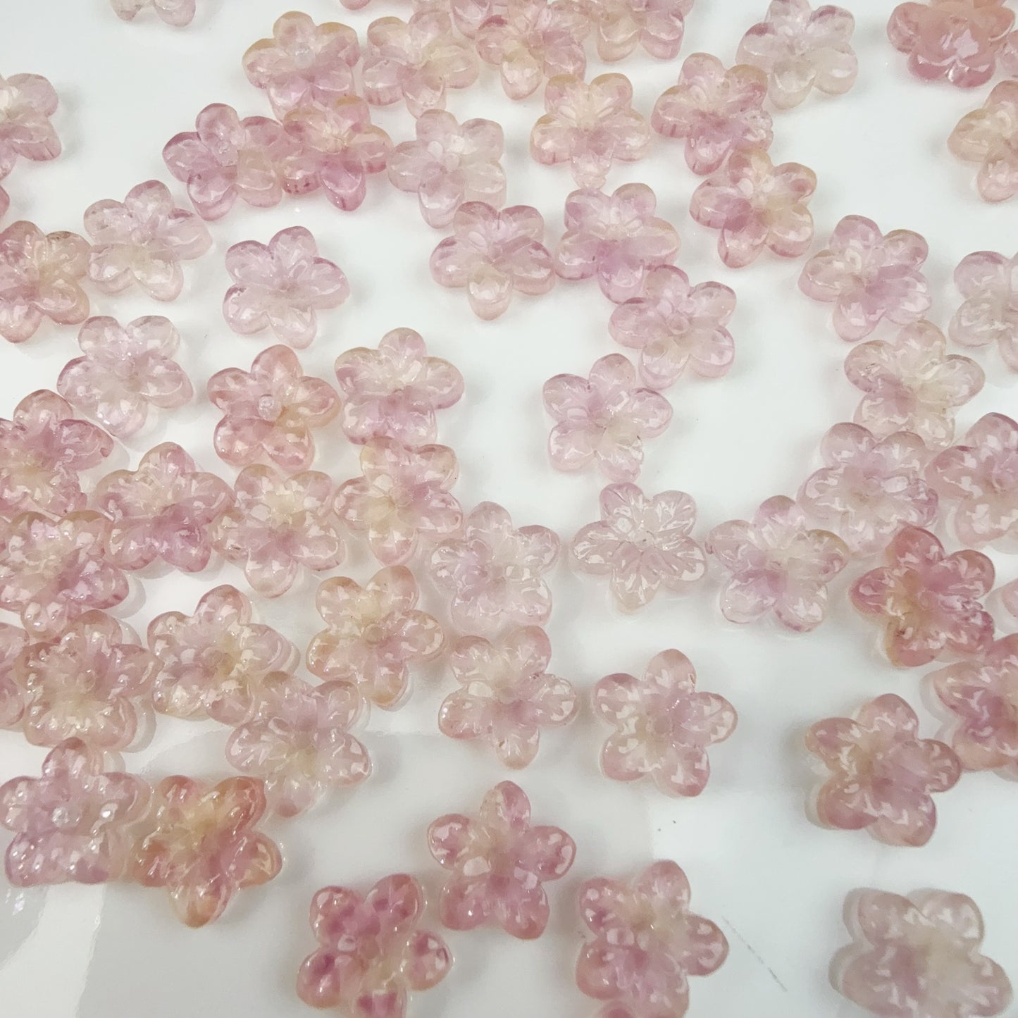 0 0今日新作 クリアガラスビーズ−5弁花(0117)