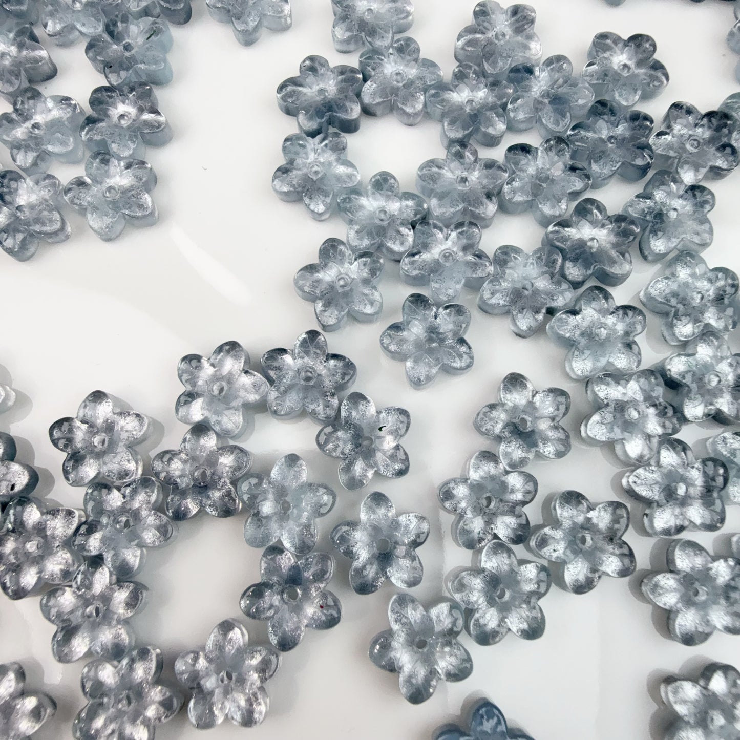 0 0今日新作 クリアガラスビーズ−5弁花(0117)