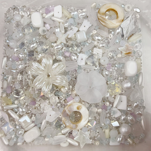 0 0今日新作 白と少し水色 シードビーズ混ぜ(0305)