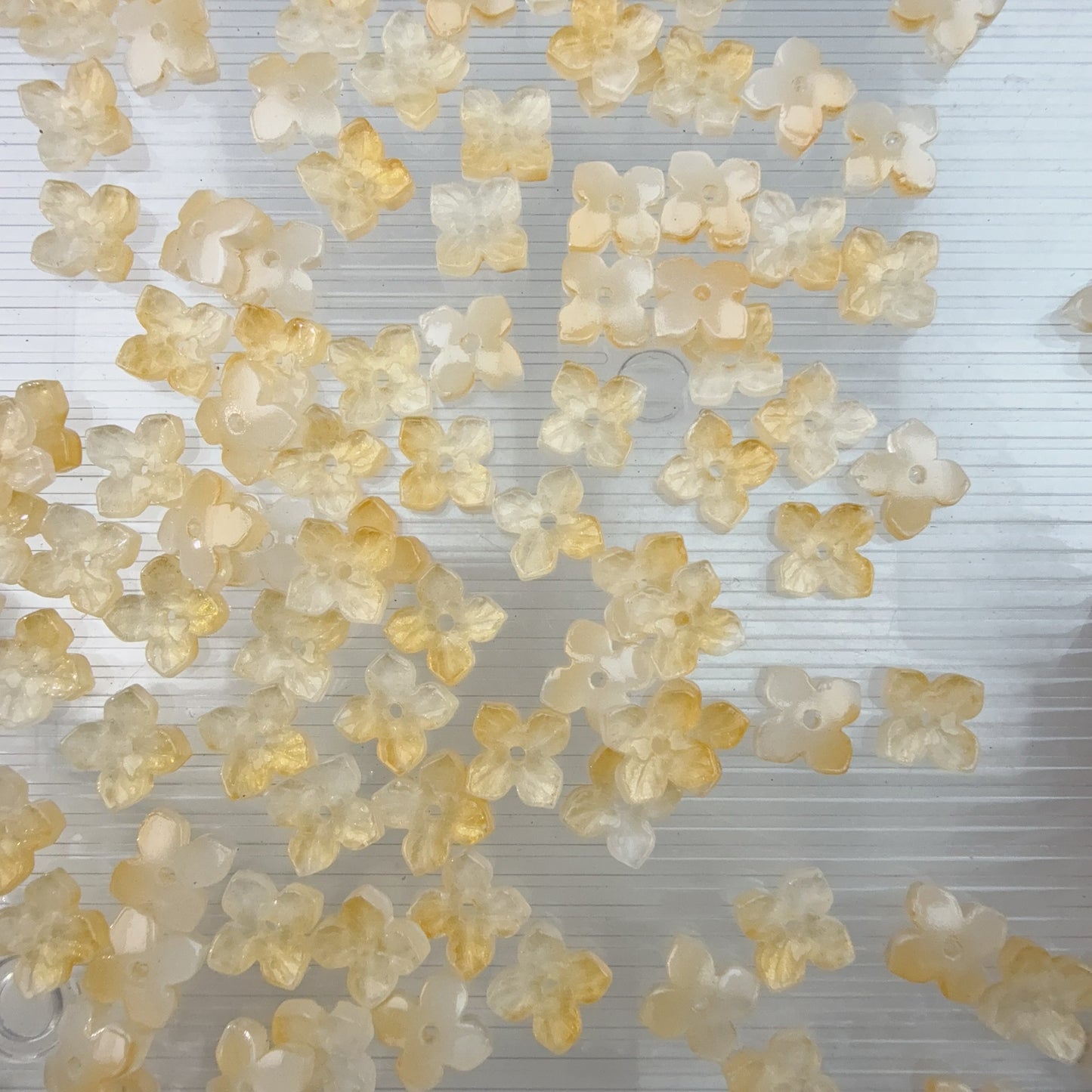 0 0今日新作 ガラスビーズ-4片花8ミリ(0305)