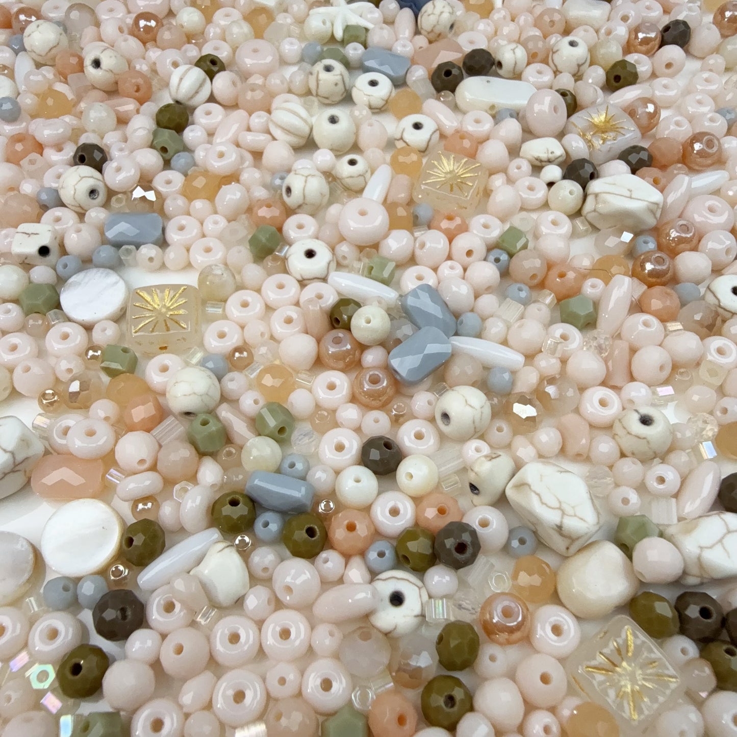 0 0今日新作 ターコイズーベージュ シードビーズ混ぜ(1004)