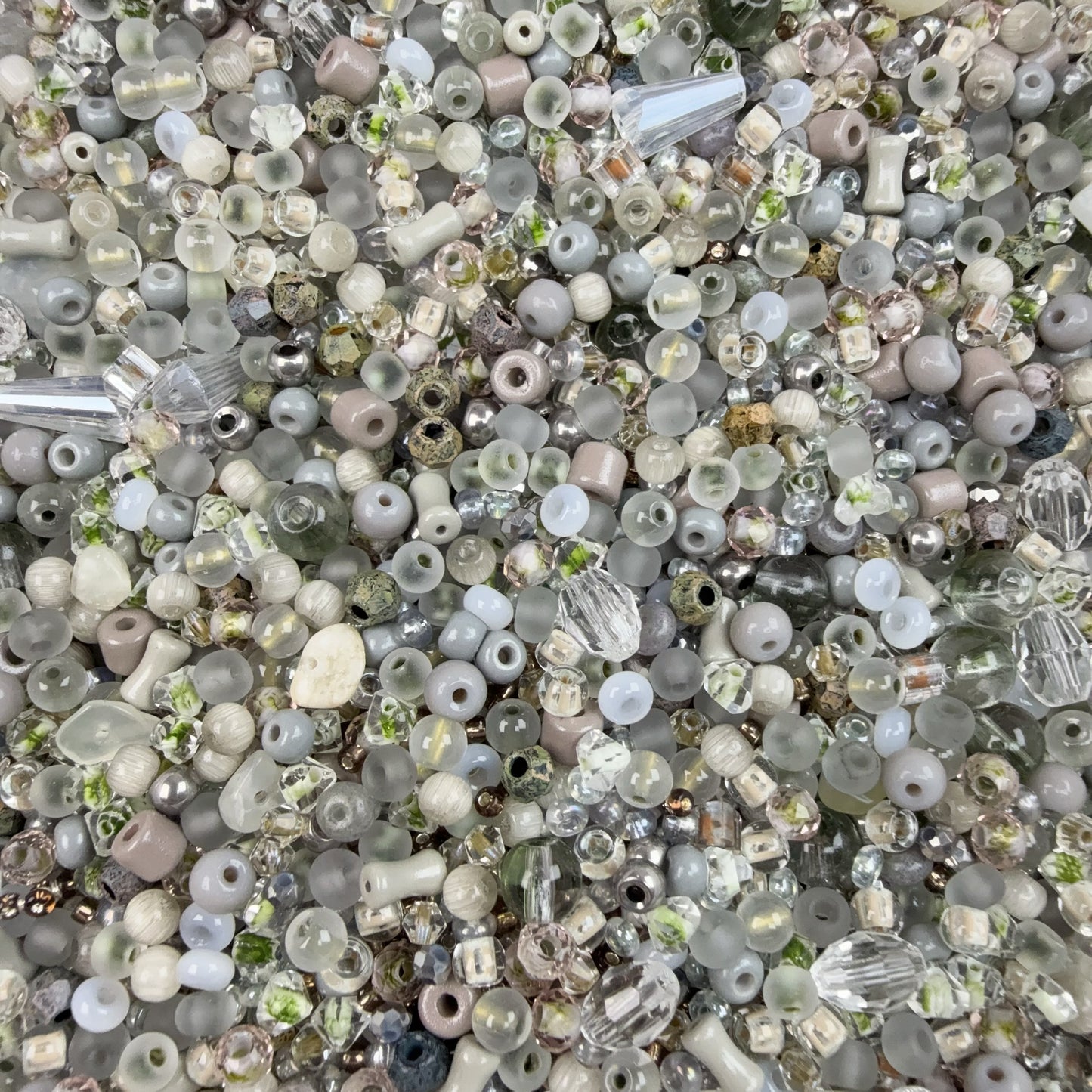 0 0今日新作 くすみ緑 シードビーズ混ぜ (0921)