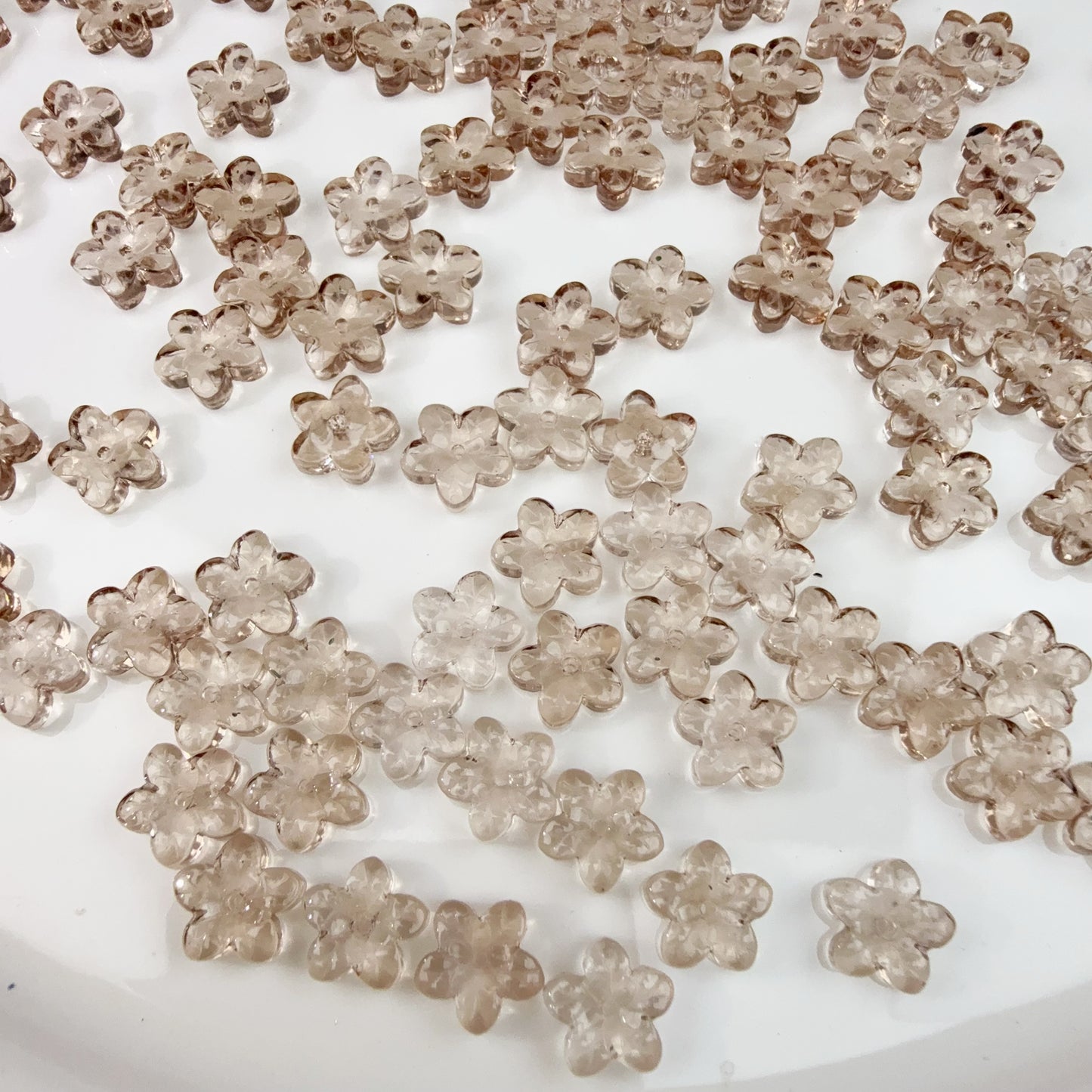 0 0今日新作 クリアガラスビーズ−5弁花(0117)