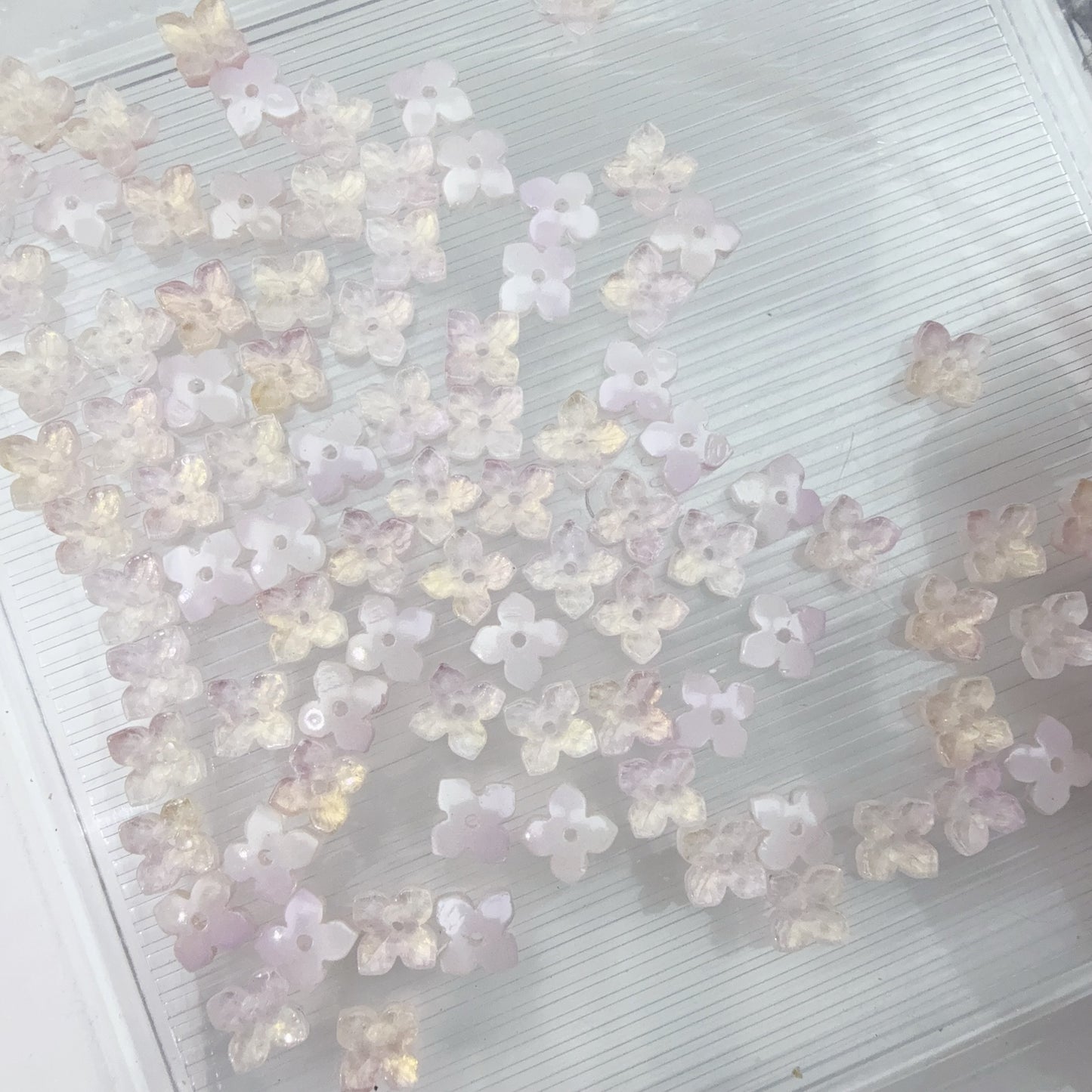 0 0今日新色 ガラスビーズ-4片花8ミリ(0524)