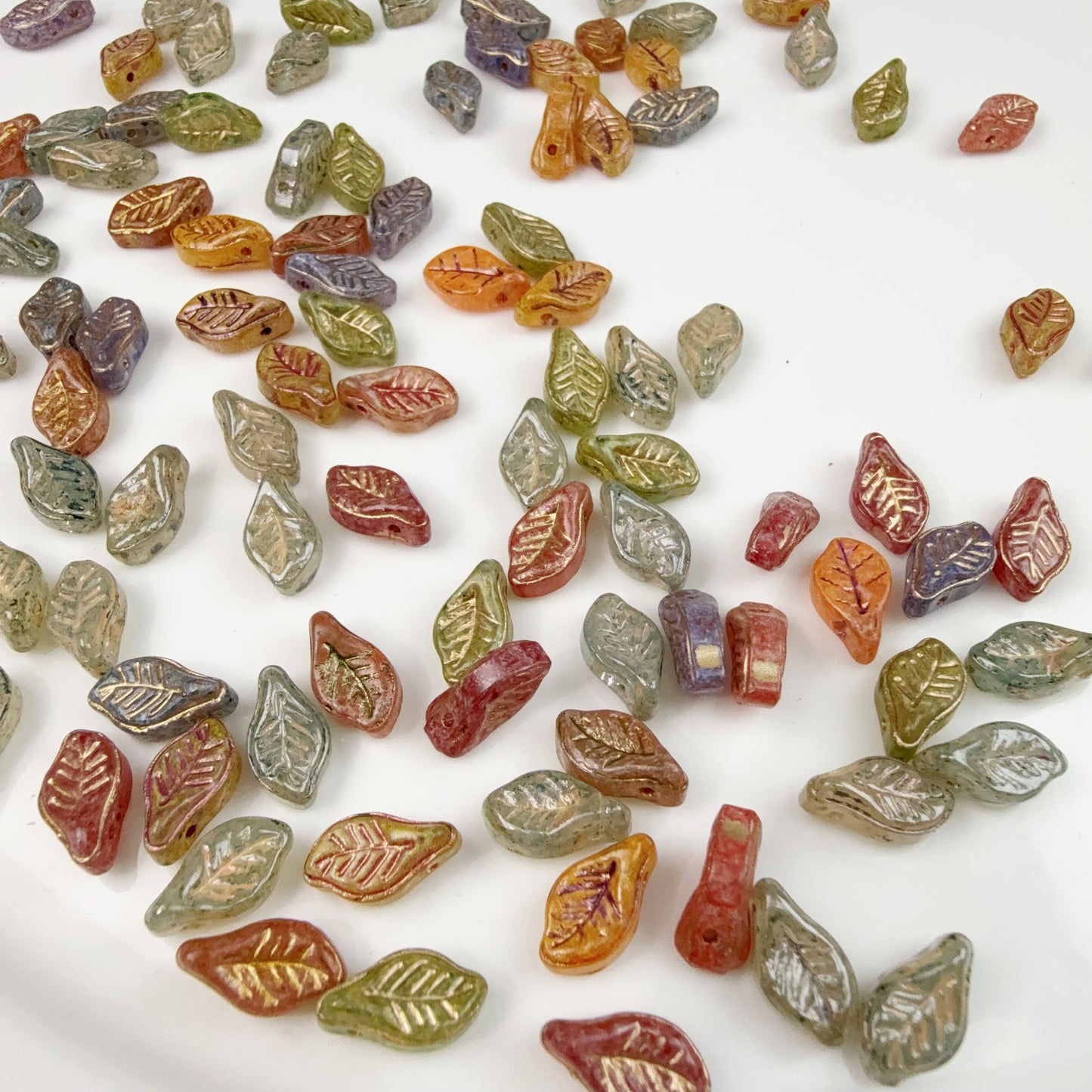 0 0今日新作 チェコビーズー葉っぱ(0102)